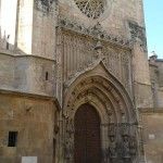 La puerta gótica de los Apóstoles y el escudo de Isabel II Puerta de los Apostoles Catedral Murcia